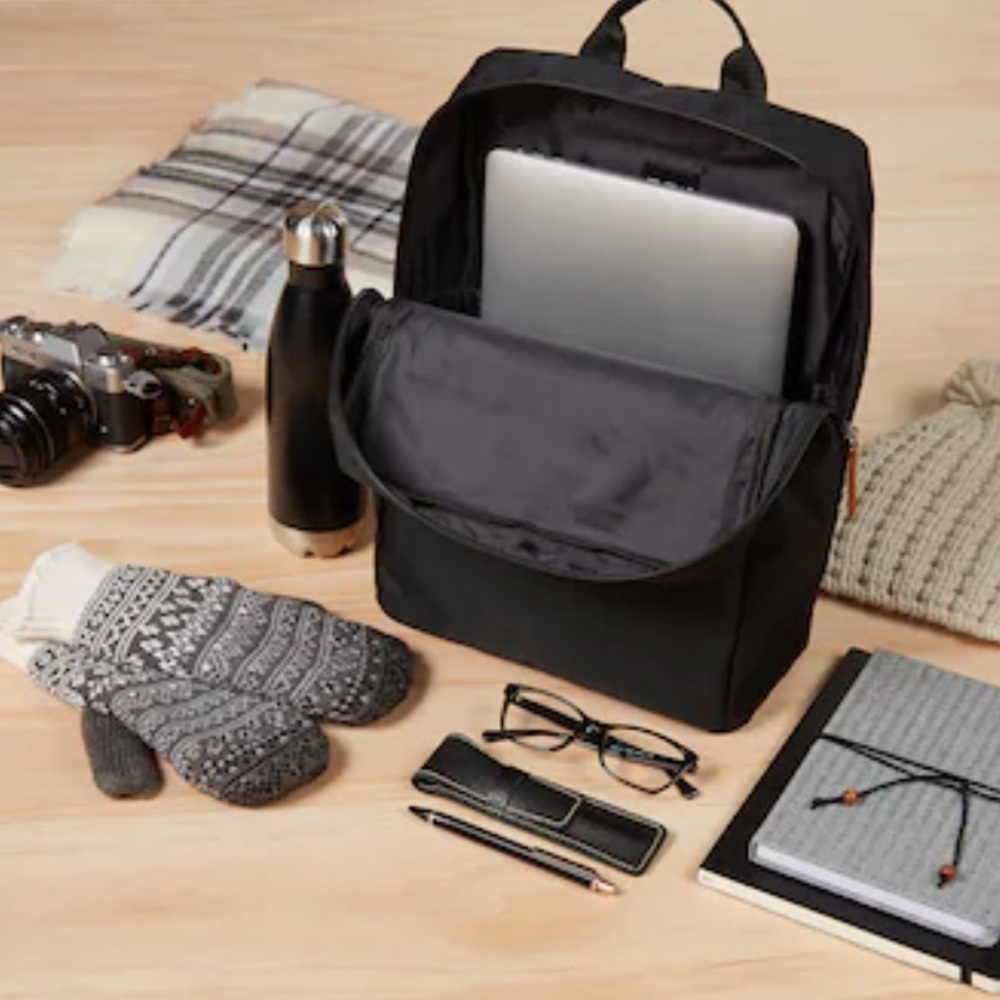 DSW black backpack 🎒 - Picture 4 of 13